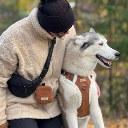 Mocca suede snack pouch with zip closure, perfect for dog walks. Trufois. Namipussi. Herkkupussi.