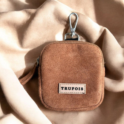 Mocca suede snack pouch with zip closure, perfect for dog walks. Trufois. Namipussi. Herkkupussi.